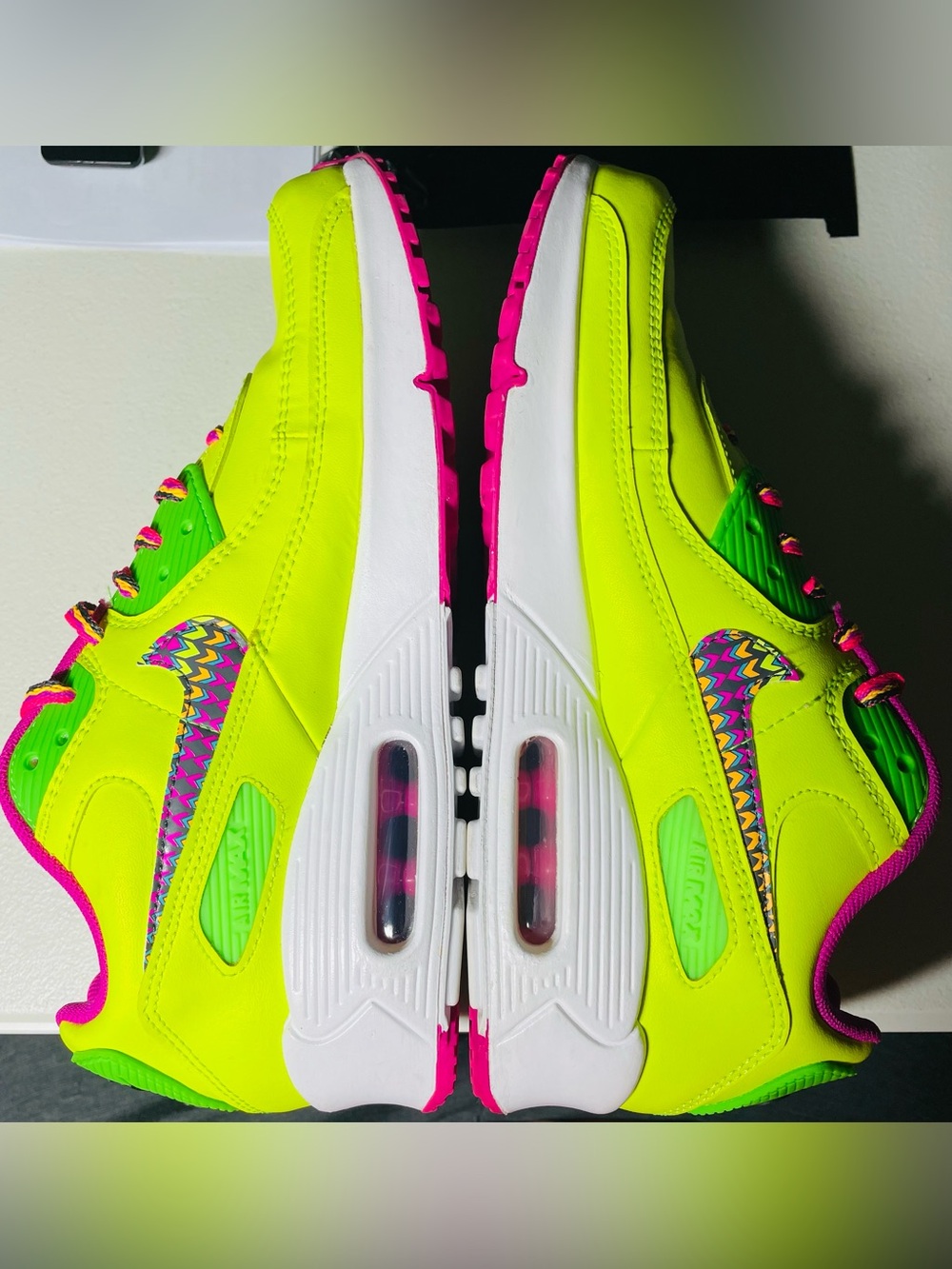 Nike Air Max 90 Leather
Volt Fire Pink (GS)
6Y- 7.5W - Picture 8 of 16
